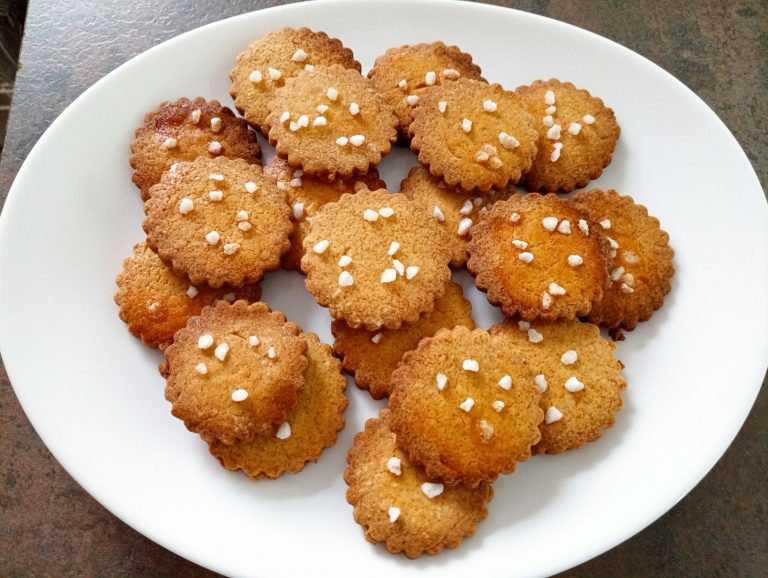 Рецепт песочного печенья с карамелью и жемчужным сахаром от Джиджи на кухне