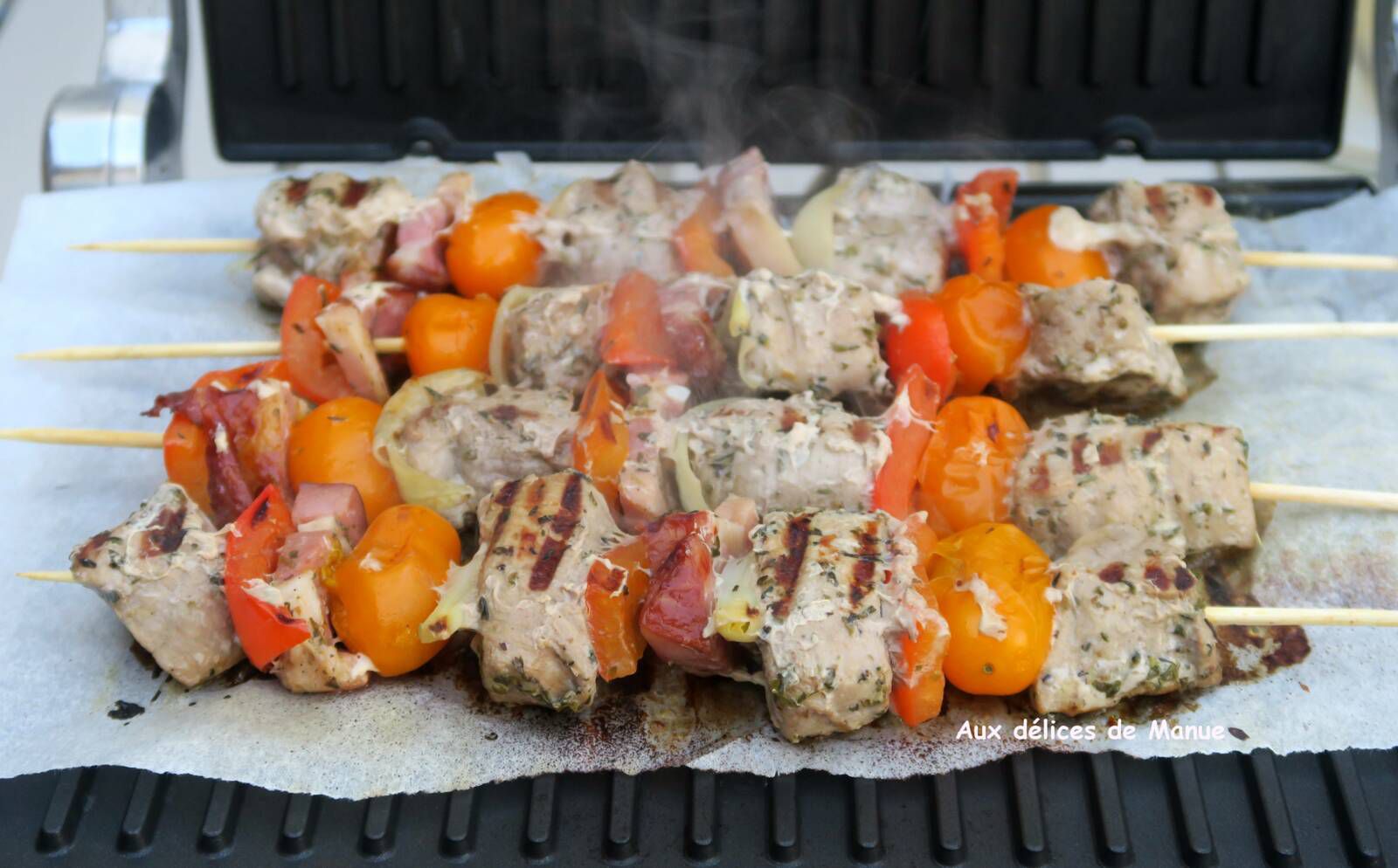 Шашлык из свиной вырезки, маринованный с копченым беконом, помидорами и перцем, a la plancha