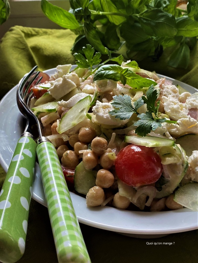 Летний салат с нутом и фермерскими овощами