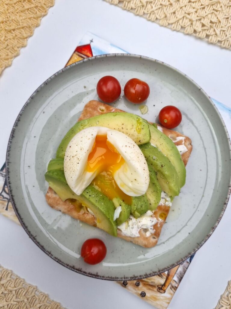 Тост с авокадо и яйцом всмятку — простой рецепт