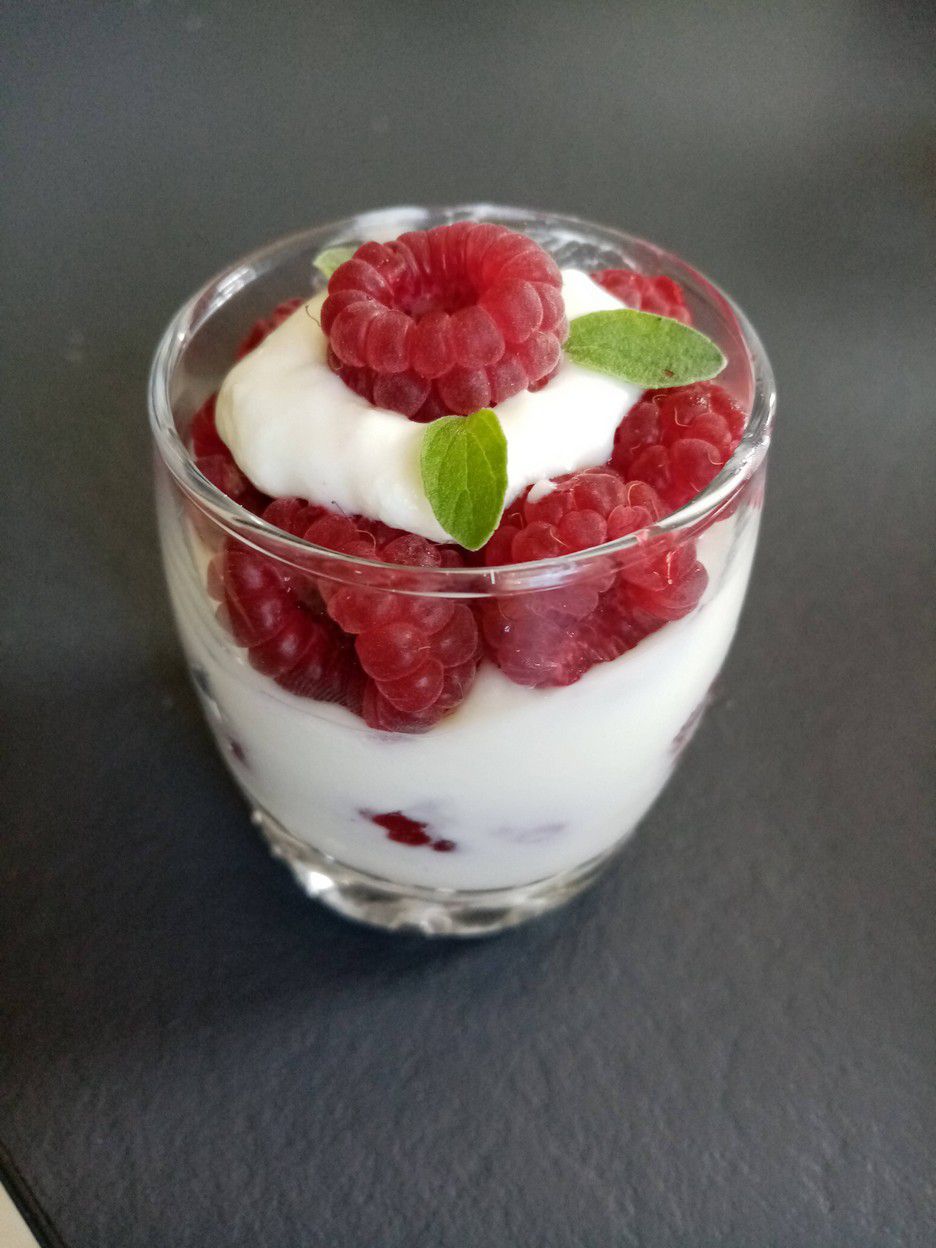Домашний малиновый йогурт